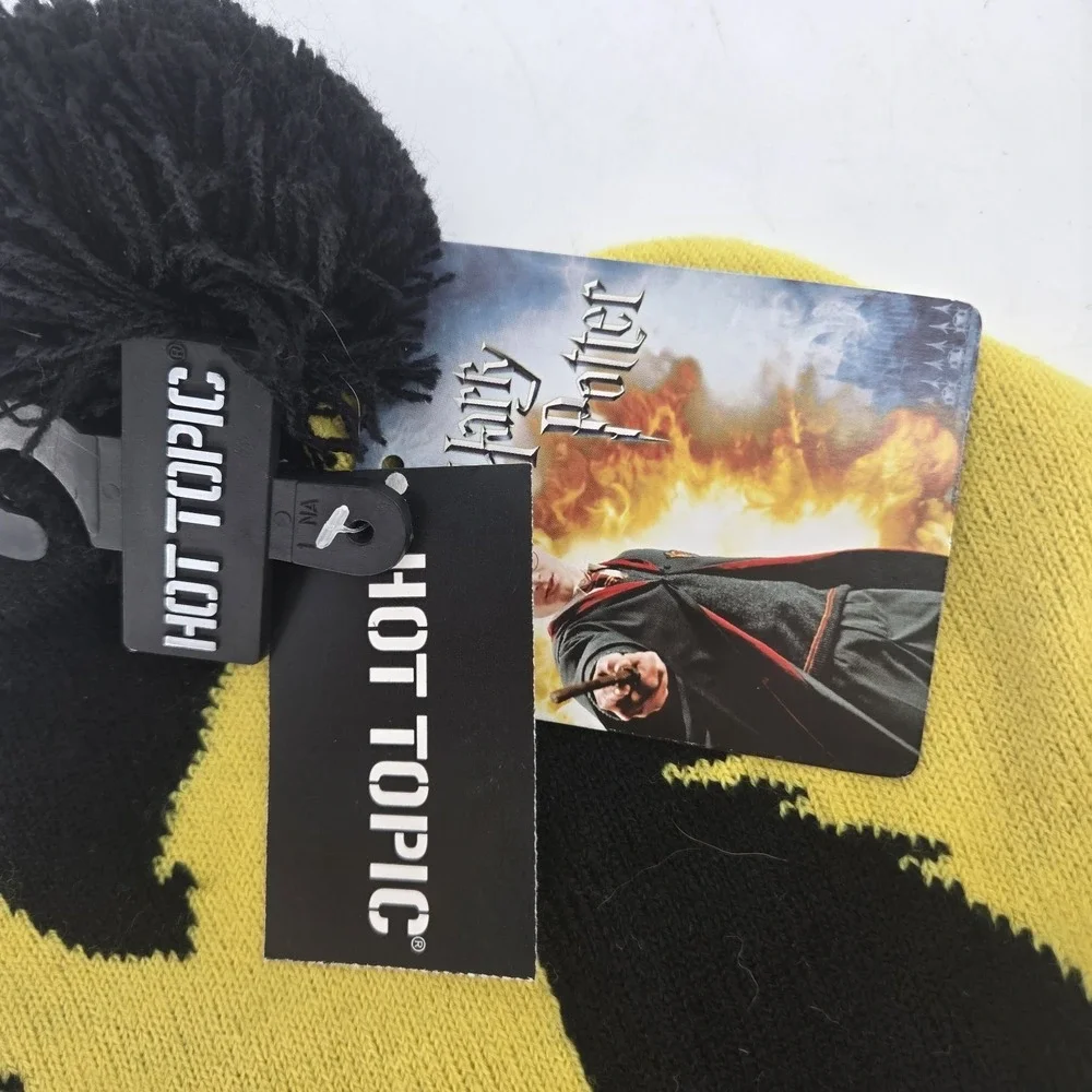 Harry Potter Hufflepuff Pom Beanie Hot Topic Bioworld NWT Black Yellow Knit Hat